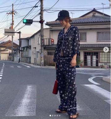 蔡依林穿睡衣出门：一套蓝色碎花睡衣好身材盖不住