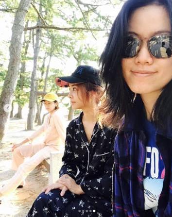 蔡依林穿睡衣出门：一套蓝色碎花睡衣好身材盖不住