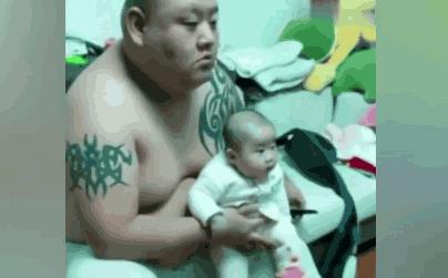 一对温馨的父子看电视表情神同步（图）