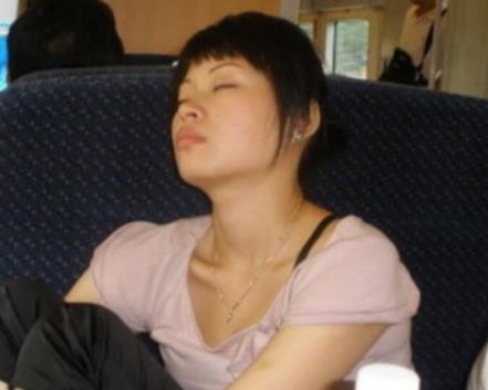 火车上各种睡姿：高难度尴尬睡姿图集（图）