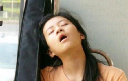 火车上各种睡姿：高难度尴尬睡姿图集（图）