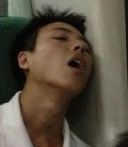 火车上各种睡姿：高难度尴尬睡姿图集（图）