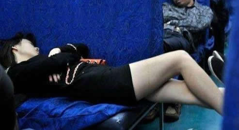 火车上各种睡姿：高难度尴尬睡姿图集（图）