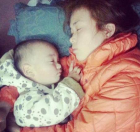 火车上各种睡姿：高难度尴尬睡姿图集（图）