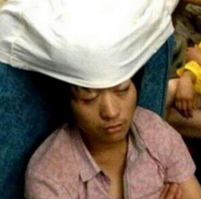 火车上各种睡姿：高难度尴尬睡姿图集（图）