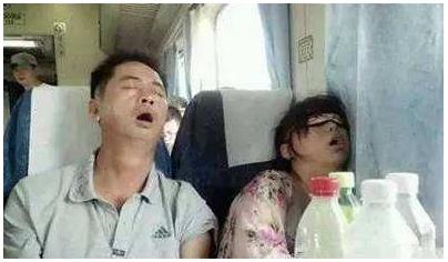 火车上各种睡姿：高难度尴尬睡姿图集（图）