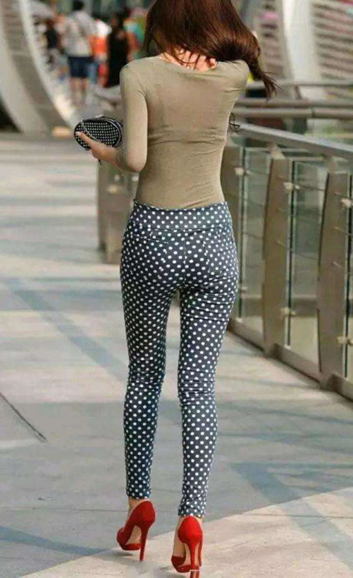 紧身裤的小姐姐背后看身材：确实不得了（图）