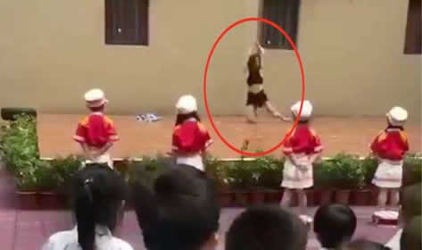 幼儿园上演钢管舞:开学第一课画面集体观看钢管舞 幼儿园上演钢管舞:开学第一课画面集体观看钢管舞