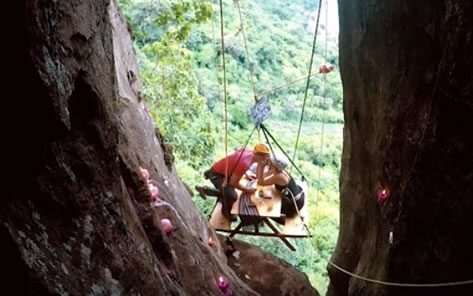 330英尺高空求婚:一个野餐长凳完成一场完美求婚 330英尺高空求婚:一个野餐长凳完成一场完美求婚