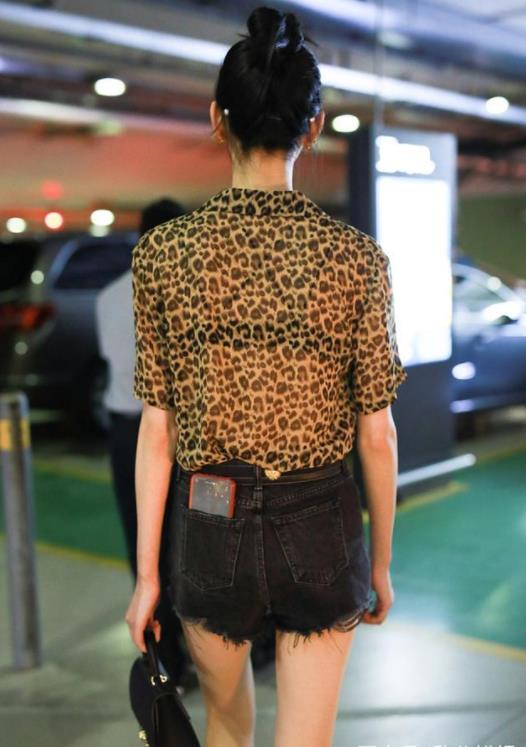 奚梦瑶穿豹纹衫:这身材干练穿搭让人眼前一亮(图) 奚梦瑶穿豹纹衫:这身材干练穿搭让人眼前一亮(图)