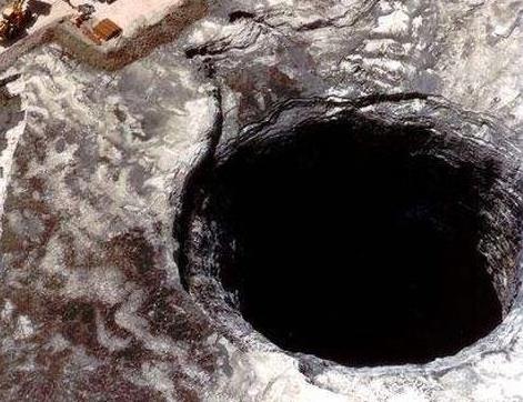 末日天坑盘点:一个神秘巨洞里面存在什么(图) 末日天坑盘点:一个神秘巨洞里面存在什么(图)