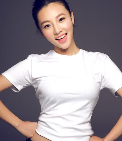 陈雅婷一袭肉色薄纱长裙风光:陈雅婷个人资料图片简介 陈雅婷一袭肉色薄纱长裙风光:陈雅婷个人资料图片简介