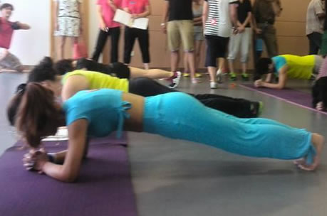 平板支撑有什么用:好处介绍和美女示范给你看 平板支撑有什么用:好处介绍和美女示范给你看