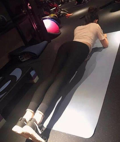 平板支撑有什么用:好处介绍和美女示范给你看 平板支撑有什么用:好处介绍和美女示范给你看