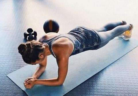 平板支撑有什么用：好处介绍和美女示范给你看