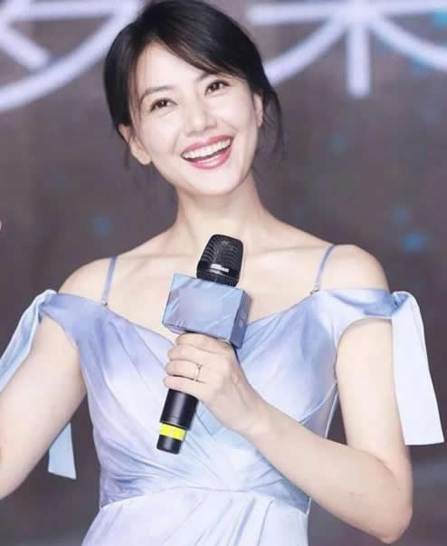 高圆圆镜头下长这样：39岁高圆圆颜值及皮肤没有瑕疵