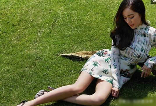 杨幂蹲地摆撩人姿势：撩发捧脸笑的好甜（图）