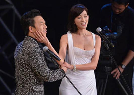 林志玲 黄渤剧照：互动甜蜜友爱（组图）