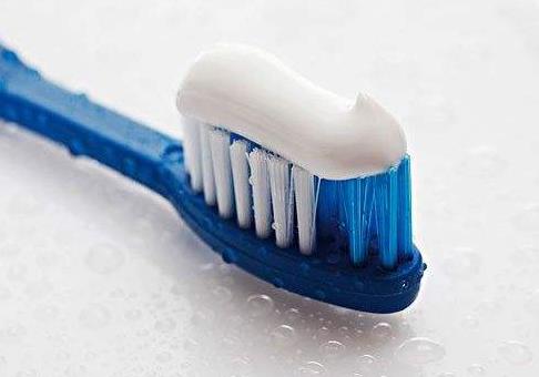 牙膏可以洗脸吗：多久洗一次及正确方法