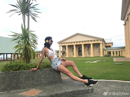 马景涛前妻身材火辣：吴佳尼嘴角含笑的模样风情万种