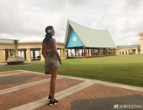 马景涛前妻身材火辣：吴佳尼嘴角含笑的模样风情万种