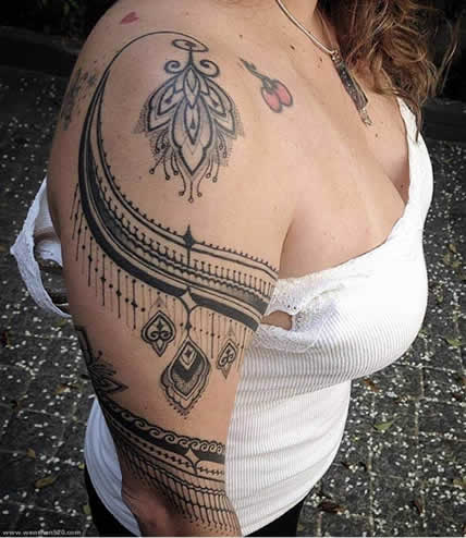 女性纹身图案及部位:常见十大选择(图) 女性纹身图案及部位:常见十大选择(图)