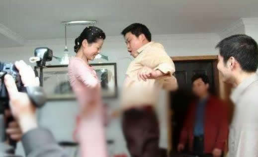 闹洞房的招式营造洞房气氛：洞房之夜做的事（图）