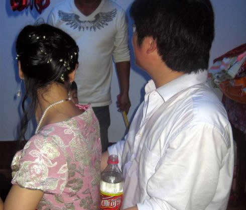 闹洞房的招式营造洞房气氛：洞房之夜做的事（图）