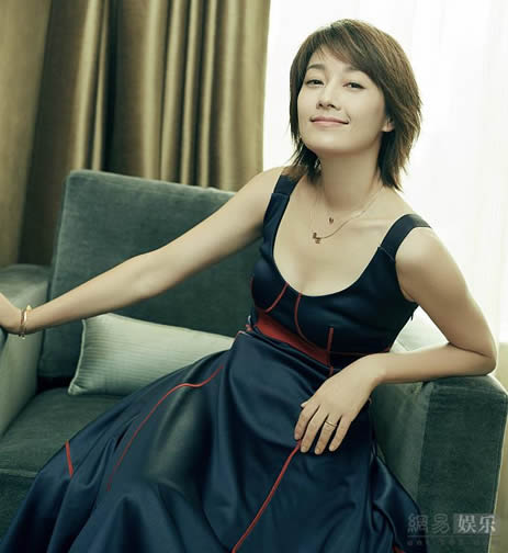 马伊琍清凉干练时髦 低胸背心裙展完美身材（图）