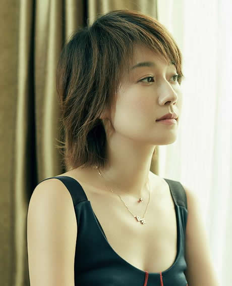 马伊琍清凉干练时髦 低胸背心裙展完美身材（图）