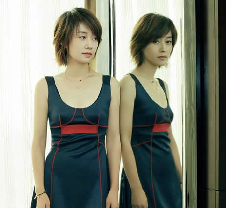 马伊琍清凉干练时髦 低胸背心裙展完美身材（图）