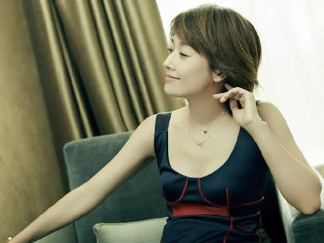 马伊琍清凉干练时髦 低胸背心裙展完美身材（图）