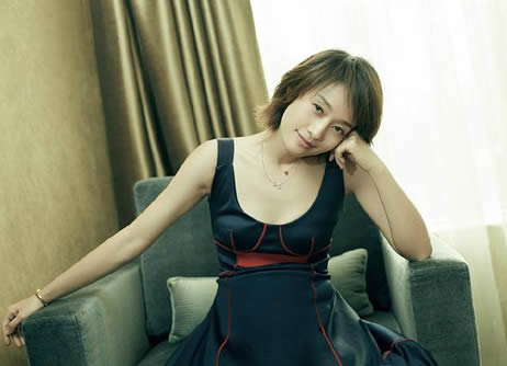 马伊琍清凉干练时髦 低胸背心裙展完美身材（图）