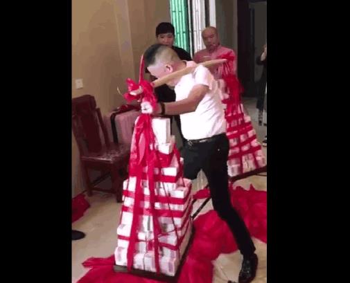 婚礼上丈母娘说挑起来都是你的：新郎还想再来10斤