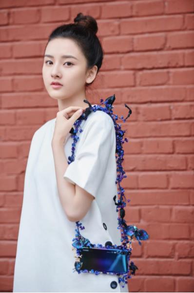 新晋小花宋祖儿背的这款高订新品，到底来自何处？