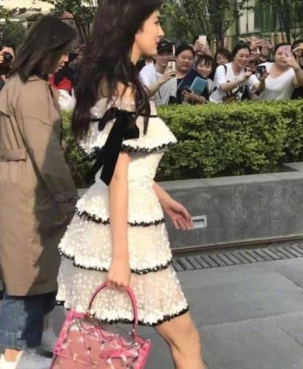 杨幂未P图侧颜精致：镜头下的杨幂真实漂亮（图）