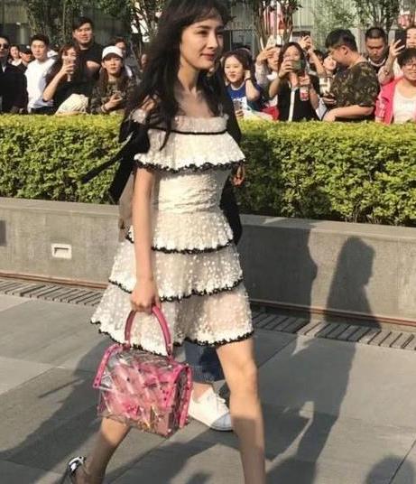 杨幂未P图侧颜精致：镜头下的杨幂真实漂亮（图）