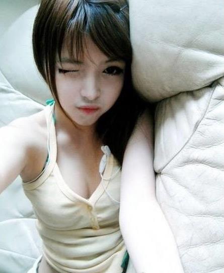 王嘉韵被称充气妹：肤白胸丰满与充气娃娃无差别