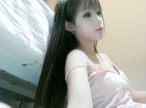 王嘉韵被称充气妹：肤白胸丰满与充气娃娃无差别