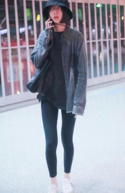 李溪芮白色紧身上衣搭牛仔裤：小女人的抚媚性感