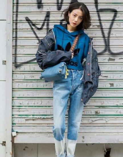 李溪芮白色紧身上衣搭牛仔裤：小女人的抚媚性感