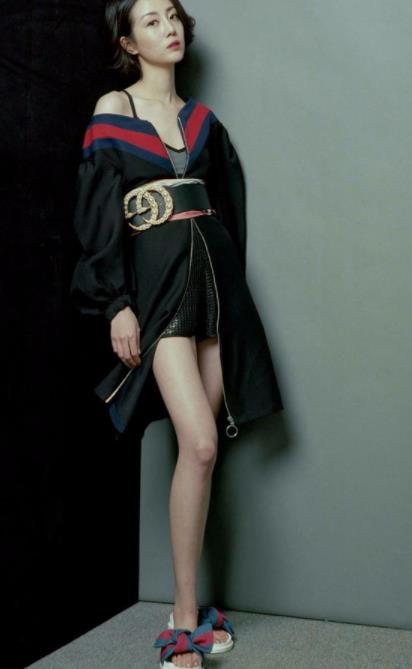 李溪芮白色紧身上衣搭牛仔裤：小女人的抚媚性感