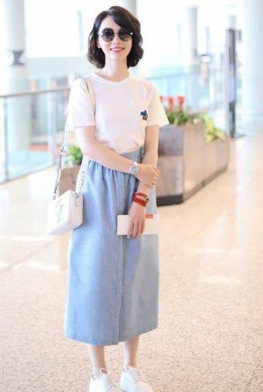 41岁陈数机场甜笑似少女:皮肤白罕见真空装出席活动 41岁陈数机场甜笑似少女:皮肤白罕见真空装出席活动