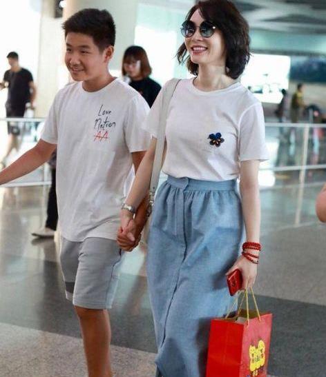 41岁陈数机场甜笑似少女:皮肤白罕见真空装出席活动 41岁陈数机场甜笑似少女:皮肤白罕见真空装出席活动