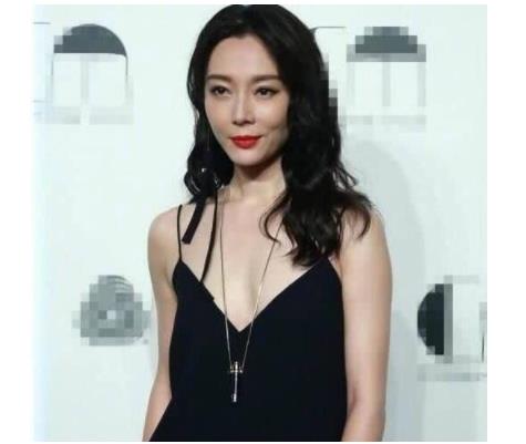 41岁陈数机场甜笑似少女:皮肤白罕见真空装出席活动 41岁陈数机场甜笑似少女:皮肤白罕见真空装出席活动