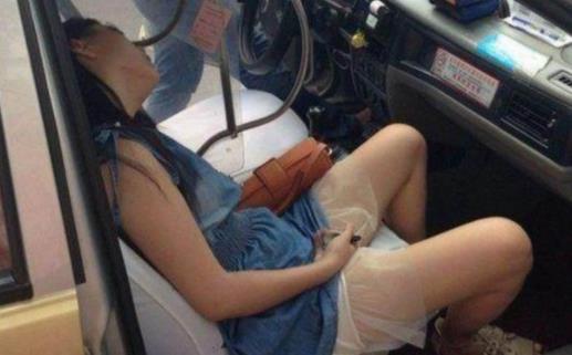 女子乘出租车呼呼大睡姿势豪放：司机发现连忙报警