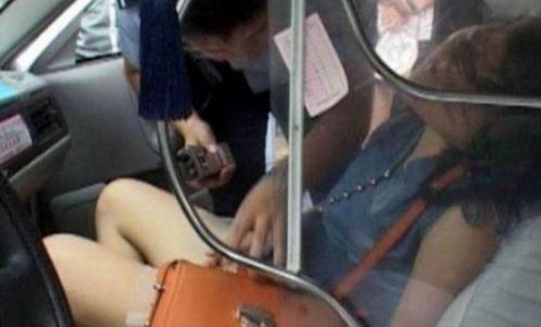 女子乘出租车呼呼大睡姿势豪放：司机发现连忙报警