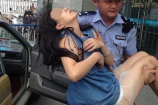 女子乘出租车呼呼大睡姿势豪放：司机发现连忙报警