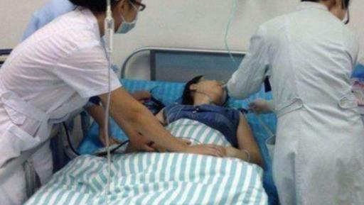 女子乘出租车呼呼大睡姿势豪放：司机发现连忙报警