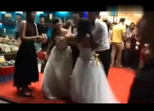 两个新娘婚礼厮打:一场婚礼来了两个新娘且都怀孕了 两个新娘婚礼厮打:一场婚礼来了两个新娘且都怀孕了